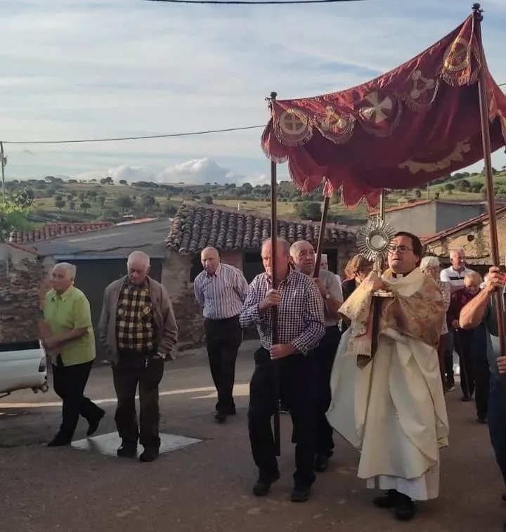 Foto 6 - La Atalaya celebra el Corpus con una ampl&iacute;sima ornamentaci&oacute;n