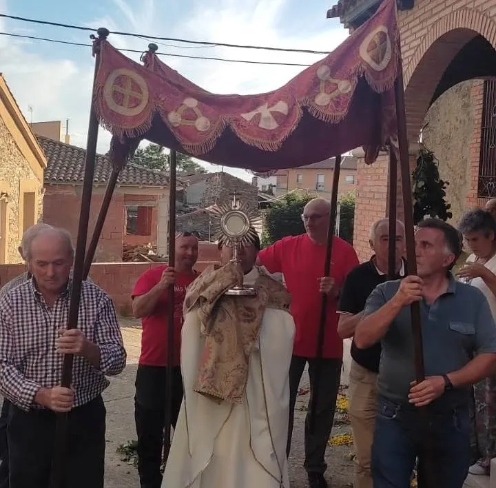 Foto 4 - La Atalaya celebra el Corpus con una ampl&iacute;sima ornamentaci&oacute;n