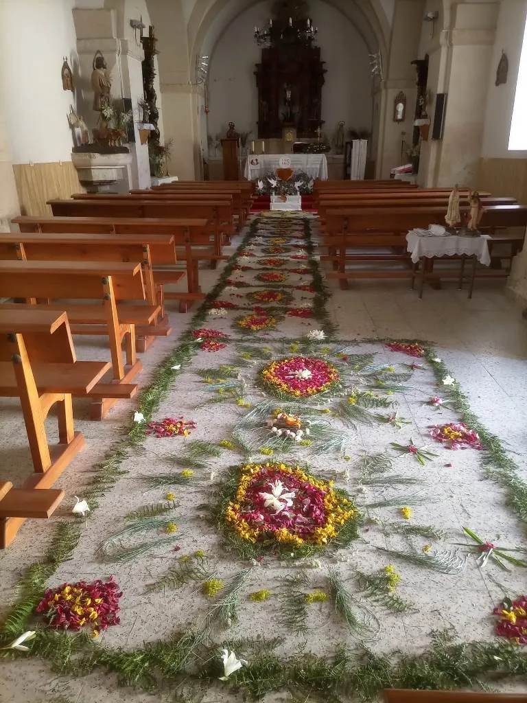 Foto 2 - La Atalaya celebra el Corpus con una ampl&iacute;sima ornamentaci&oacute;n