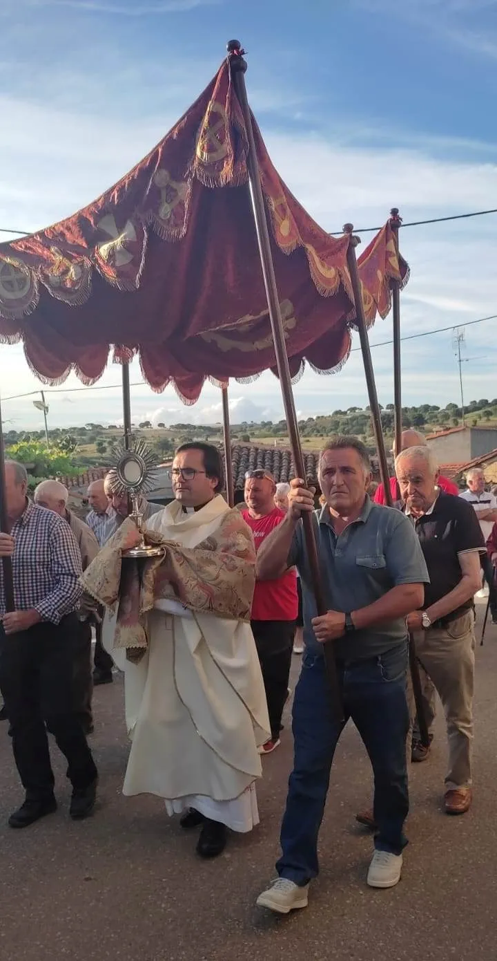 Foto 3 - La Atalaya celebra el Corpus con una ampl&iacute;sima ornamentaci&oacute;n
