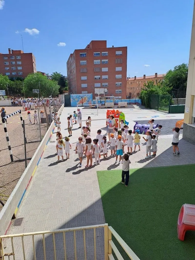 Foto 6 - "Manchado Color Party": la actividad estrella del colegio Antonio Manchado para terminar el curso