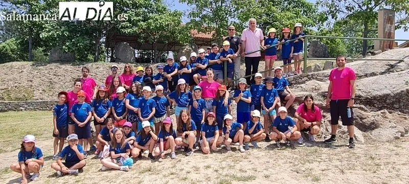 Jesús María Ortiz y el alcalde de Aldeadávila, Florentino García, compartían unos minutos con los niños del Camapamento de Verano 'Saucelle' 
