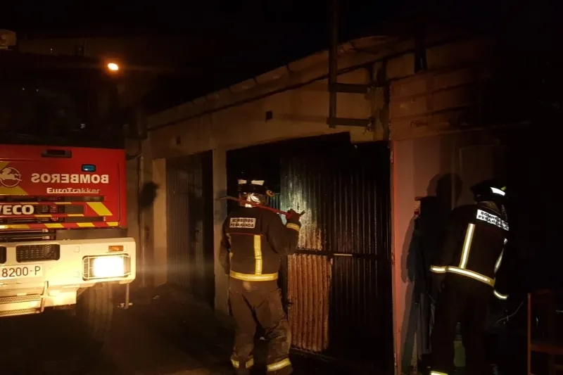 Bomberos de Peñaranda sofocaban un incendio declarado en una peña