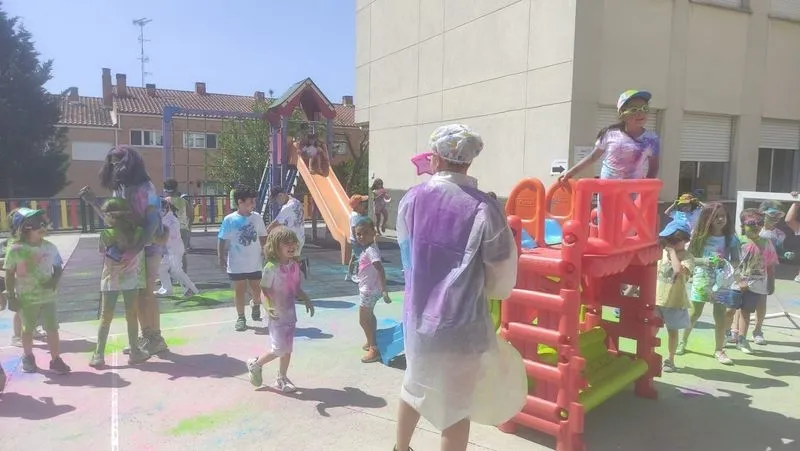 Foto 7 - "Manchado Color Party": la actividad estrella del colegio Antonio Manchado para terminar el curso