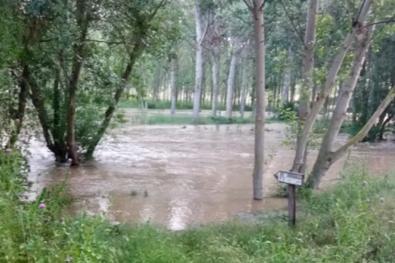 Una fuerte tormenta anegaba las calles de Alaraz esta madrugada