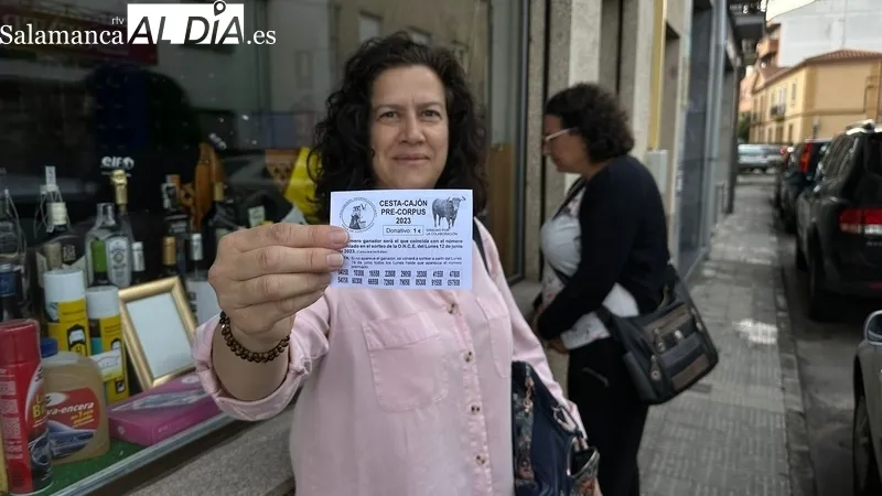 Montse Herrero con la papeleta ganadora
