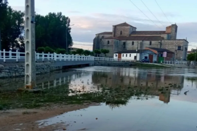 Una fuerte tormenta anegaba las calles de Alaraz esta madrugada