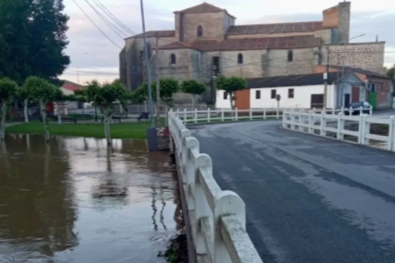 Una fuerte tormenta anegaba las calles de Alaraz esta madrugada