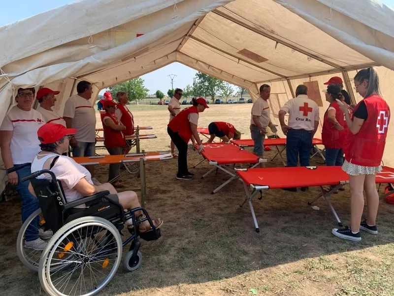 Los voluntarios aprendieron a instalar una carpa en las inmediaciones de la plaza de toros de Vitigudino