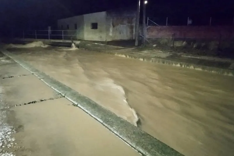 Una fuerte tormenta anegaba las calles de Alaraz esta madrugada