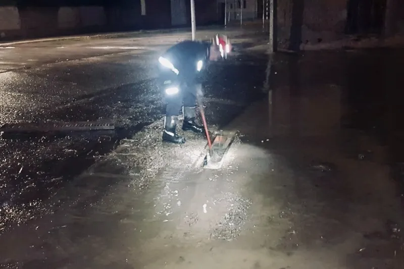 Una fuerte tormenta anegaba las calles de Alaraz esta madrugada
