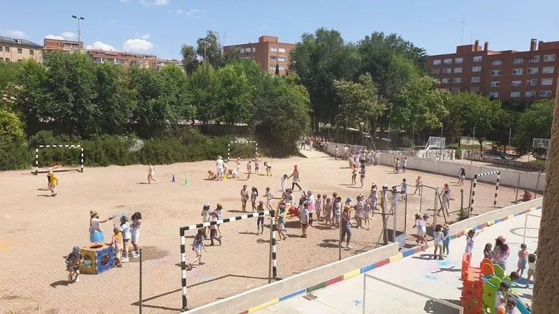 Foto 2 - "Manchado Color Party": la actividad estrella del colegio Antonio Manchado para terminar el curso