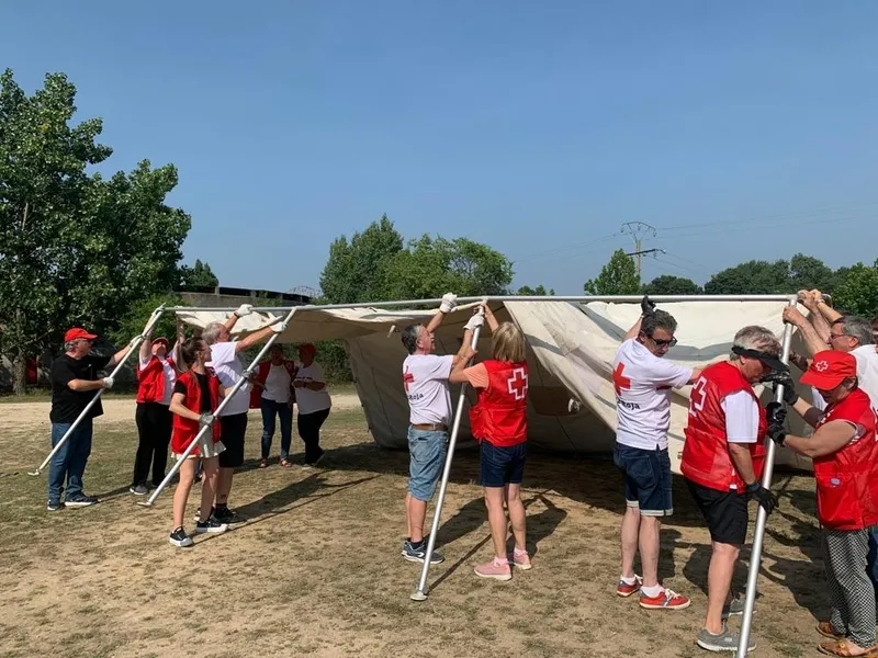Los voluntarios aprendieron a instalar una carpa en las inmediaciones de la plaza de toros de Vitigudino