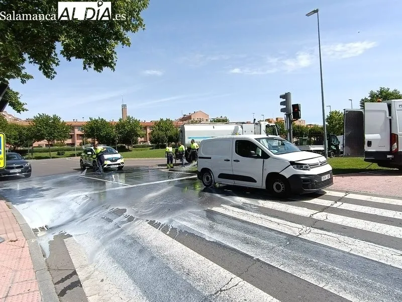 Efectos de la colisión por alcance de dos vehículos en la avenida Fernando III El Santo, junto a la glorieta Beatriz de Suavia. Foto CGH