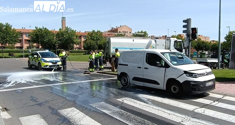 Aparatosa colisión en Salamanca que deja la calzada manchada de pintura