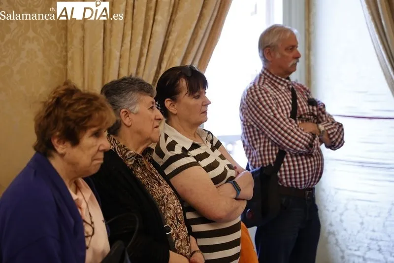 Recepción en el Consistorio a representantes del Centro Cultural de Personas Sordas de Salamanca, la Asociación de Padres de Niños Sordos de Salamanca (ASPAS) y de la Asociación de Personas con Discapacidad Auditiva Postlocutiva en Salamanca (SADAP). Foto