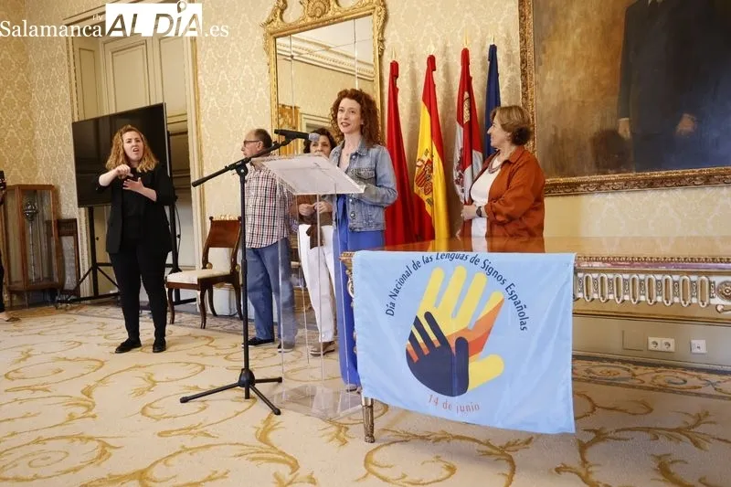 Recepción en el Consistorio a representantes del Centro Cultural de Personas Sordas de Salamanca, la Asociación de Padres de Niños Sordos de Salamanca (ASPAS) y de la Asociación de Personas con Discapacidad Auditiva Postlocutiva en Salamanca (SADAP). Foto