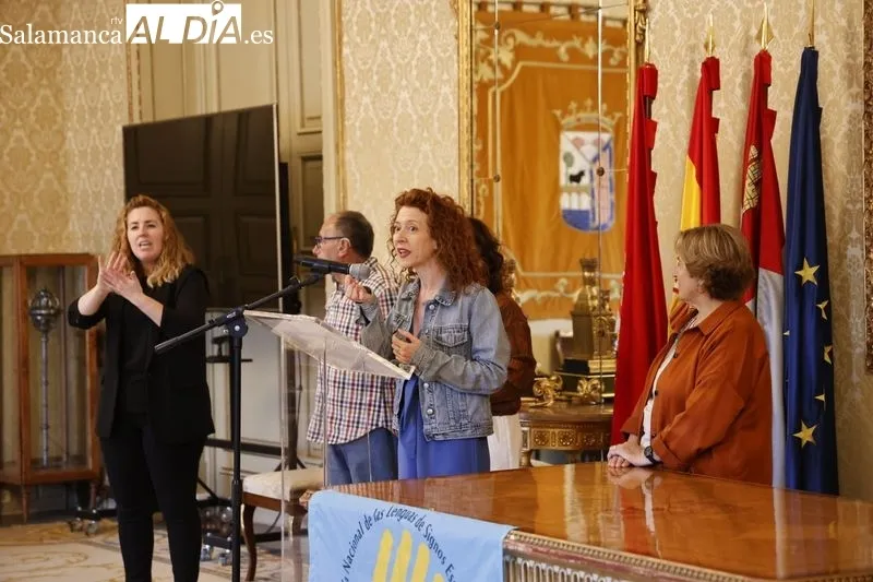 Recepción en el Consistorio a representantes del Centro Cultural de Personas Sordas de Salamanca, la Asociación de Padres de Niños Sordos de Salamanca (ASPAS) y de la Asociación de Personas con Discapacidad Auditiva Postlocutiva en Salamanca (SADAP). Foto