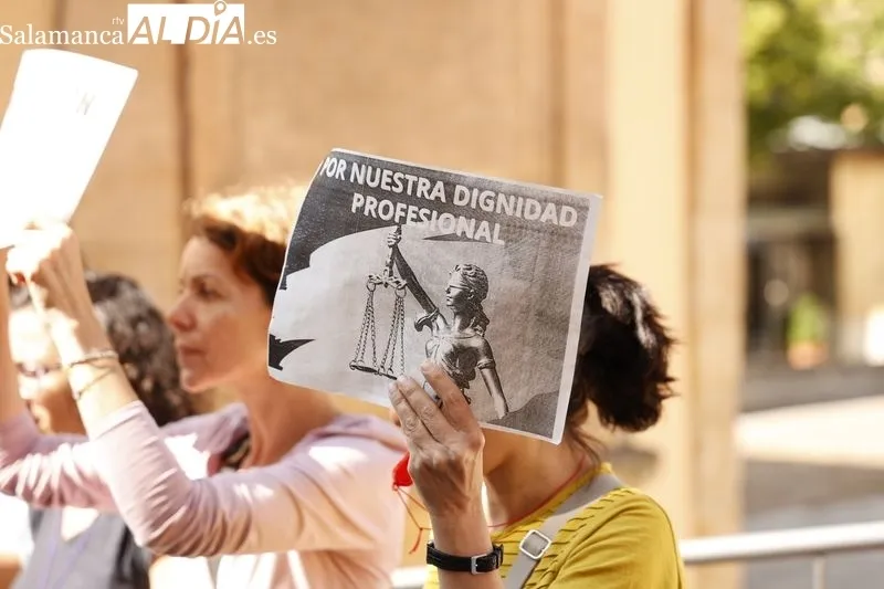 Concentración de funcionarios de Justicia en la Cuesta de San Blas. Foto de David Sañudo