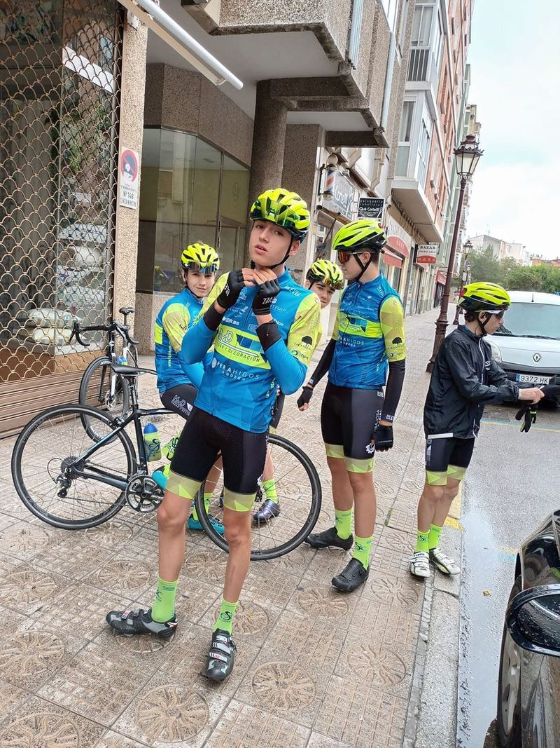 Cadetes de la Escuela de Ciclismo Salmantina en Burgos