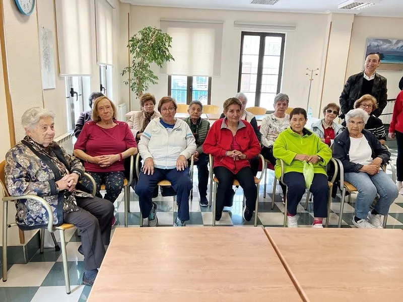 Foto 2 - 'Adaptarnos a las distintas etapas de nuestra vida', charla para los mayores de Carbajosa