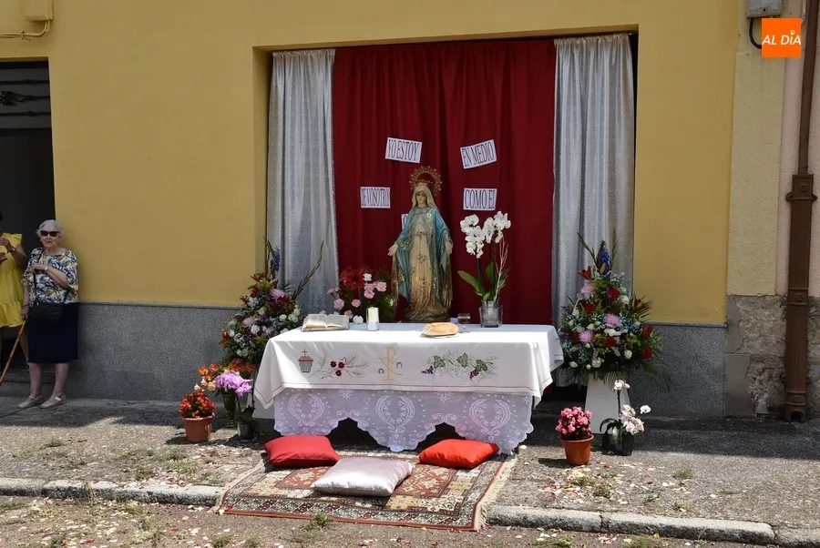 Foto 4 - El barrio de San Andr&eacute;s arropa al Sant&iacute;simo en el recorrido por sus calles