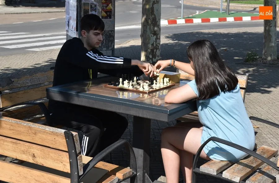Foto 2 - Los IES mirobrigenses miden fuerzas en torno al tablero de ajedrez