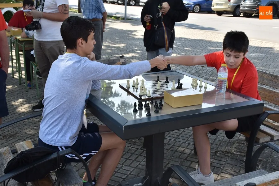 Foto 4 - Los IES mirobrigenses miden fuerzas en torno al tablero de ajedrez