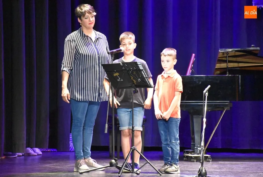 Foto 2 - Los m&aacute;s peque&ntilde;os de la Escuela de M&uacute;sica viajan por el mundo antes de irse de vacaciones