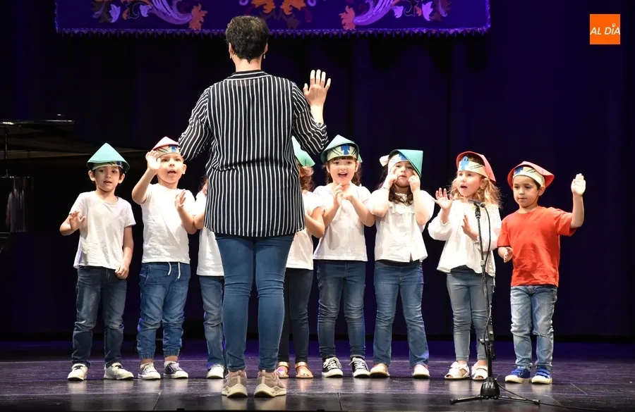 Foto 3 - Los m&aacute;s peque&ntilde;os de la Escuela de M&uacute;sica viajan por el mundo antes de irse de vacaciones