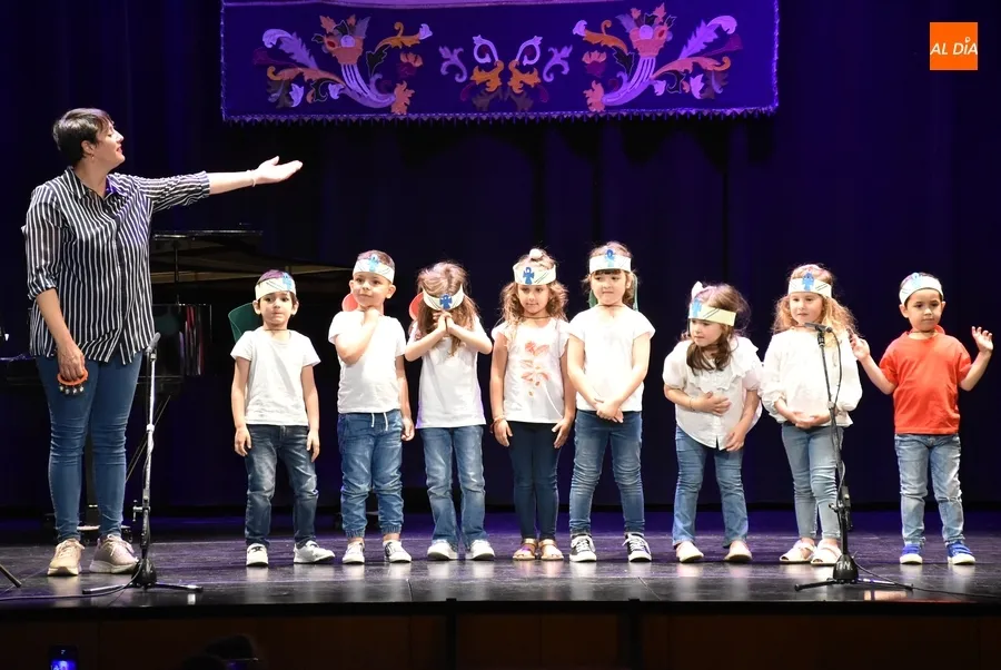Foto 6 - Los m&aacute;s peque&ntilde;os de la Escuela de M&uacute;sica viajan por el mundo antes de irse de vacaciones