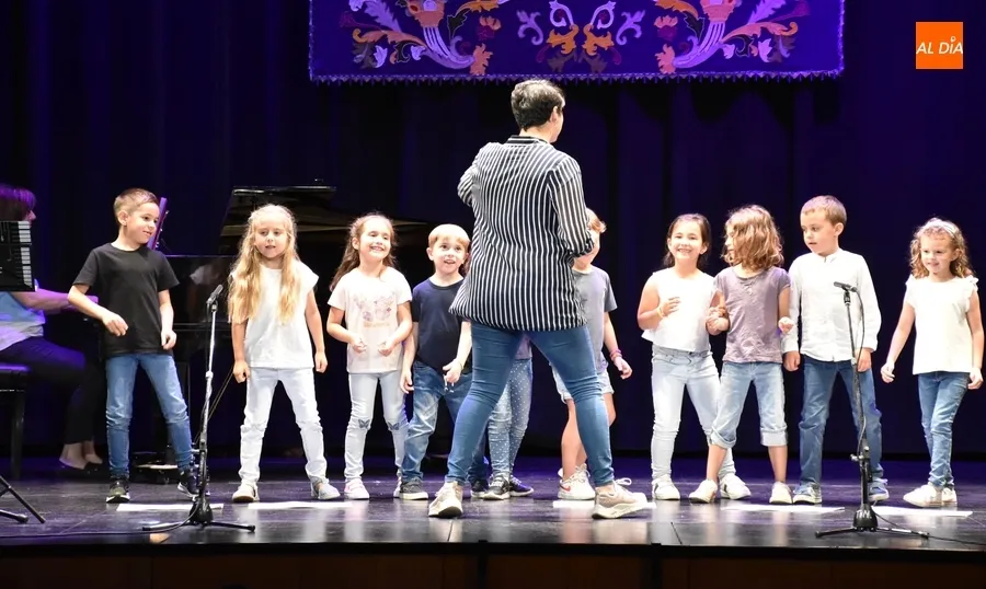 Foto 10 - Los m&aacute;s peque&ntilde;os de la Escuela de M&uacute;sica viajan por el mundo antes de irse de vacaciones