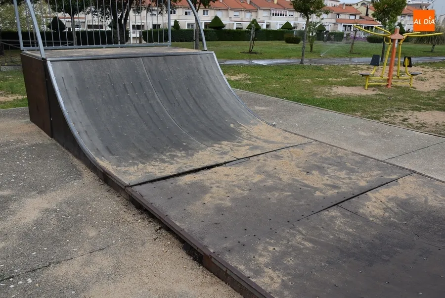 Foto 2 - Suprimida la &lsquo;U&rsquo; de Las Canteras, que da paso a una mesa de ajedrez y otra de parch&iacute;s