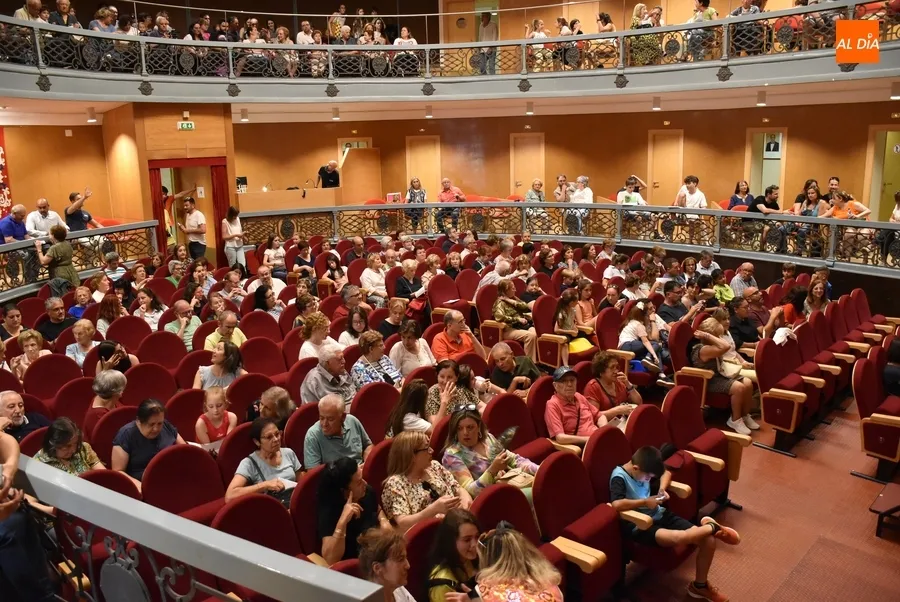 Foto 2 - La nueva Orquesta Sinf&oacute;nica de Ciudad Rodrigo se estrena rozando el lleno en el Teatro