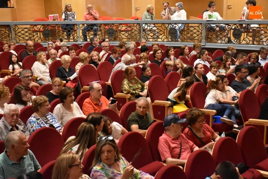 Foto 4 - La nueva Orquesta Sinf&oacute;nica de Ciudad Rodrigo se estrena rozando el lleno en el Teatro