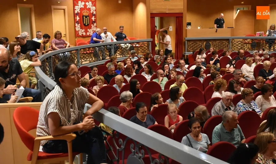 Foto 5 - La nueva Orquesta Sinf&oacute;nica de Ciudad Rodrigo se estrena rozando el lleno en el Teatro