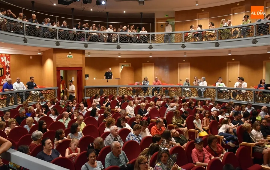 Foto 6 - La nueva Orquesta Sinf&oacute;nica de Ciudad Rodrigo se estrena rozando el lleno en el Teatro