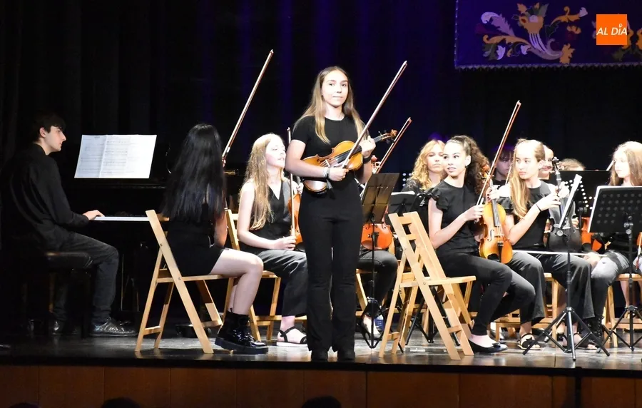 Foto 7 - La nueva Orquesta Sinf&oacute;nica de Ciudad Rodrigo se estrena rozando el lleno en el Teatro