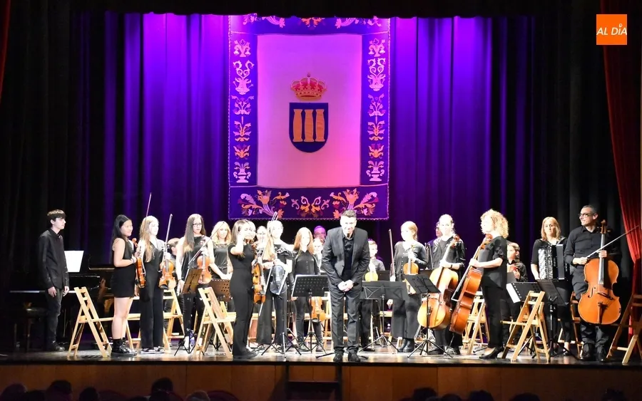 Foto 8 - La nueva Orquesta Sinf&oacute;nica de Ciudad Rodrigo se estrena rozando el lleno en el Teatro