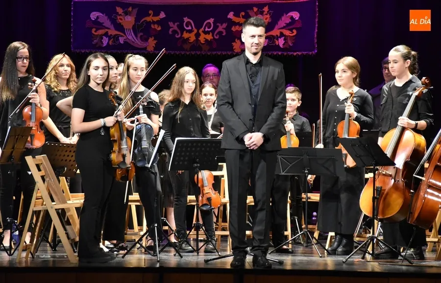Foto 9 - La nueva Orquesta Sinf&oacute;nica de Ciudad Rodrigo se estrena rozando el lleno en el Teatro