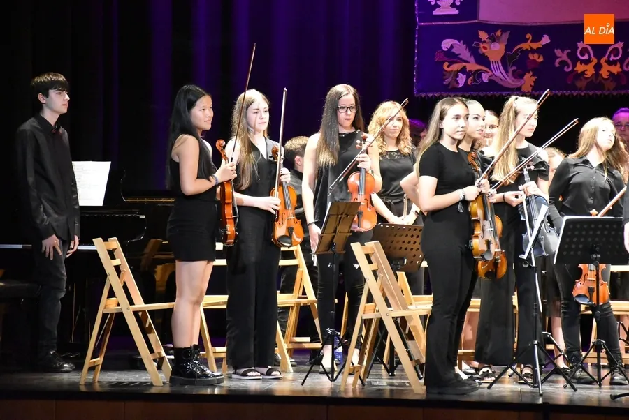Foto 10 - La nueva Orquesta Sinf&oacute;nica de Ciudad Rodrigo se estrena rozando el lleno en el Teatro