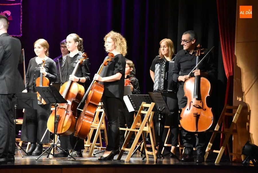 Foto 11 - La nueva Orquesta Sinf&oacute;nica de Ciudad Rodrigo se estrena rozando el lleno en el Teatro