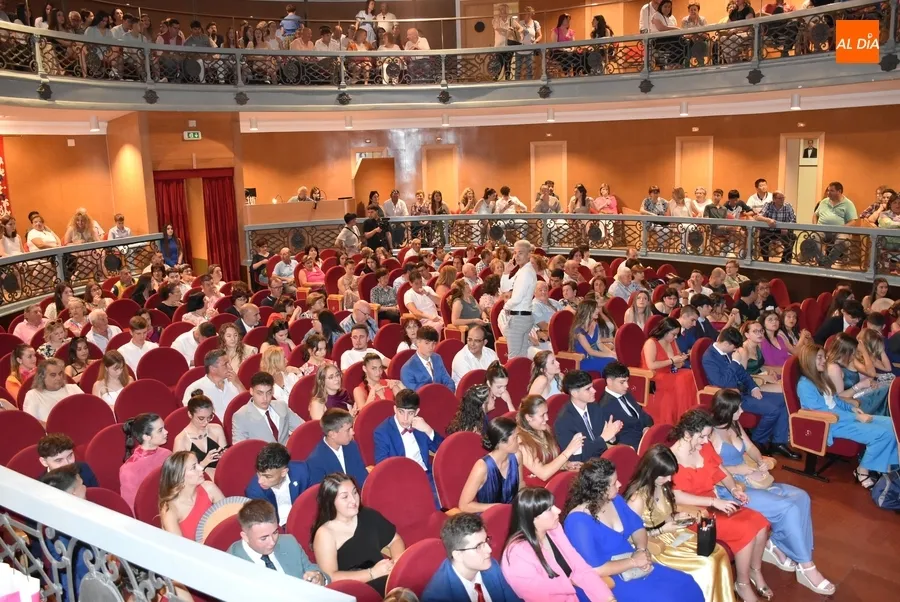 Foto 2 - El IES Tierra grad&uacute;a a su generaci&oacute;n &ldquo;m&aacute;s fiestera&rdquo; encomend&aacute;ndoles ser embajadores del centro