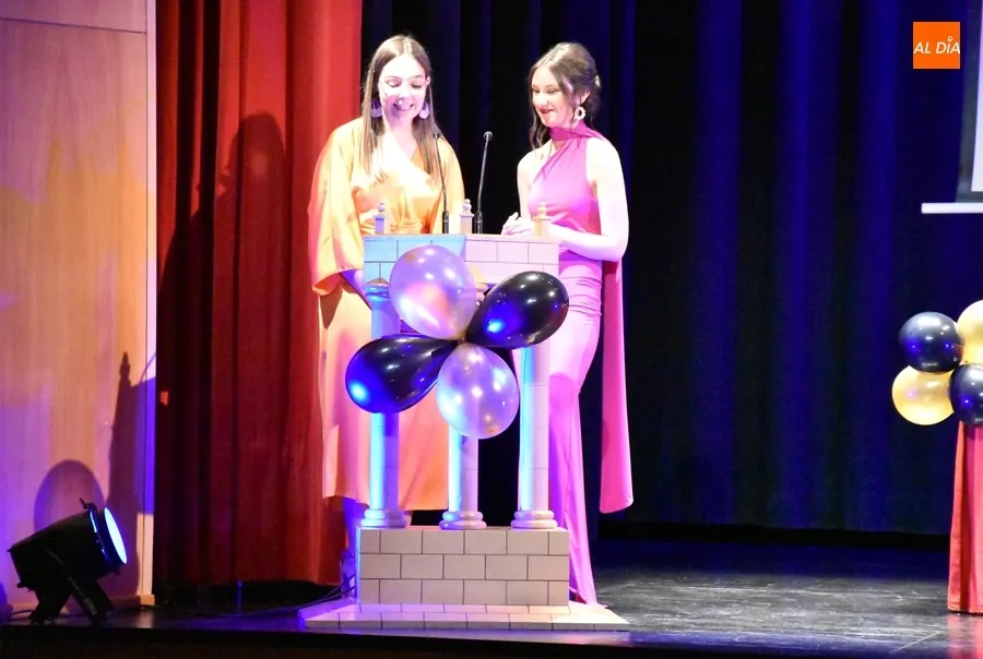 Foto 3 - El IES Tierra grad&uacute;a a su generaci&oacute;n &ldquo;m&aacute;s fiestera&rdquo; encomend&aacute;ndoles ser embajadores del centro