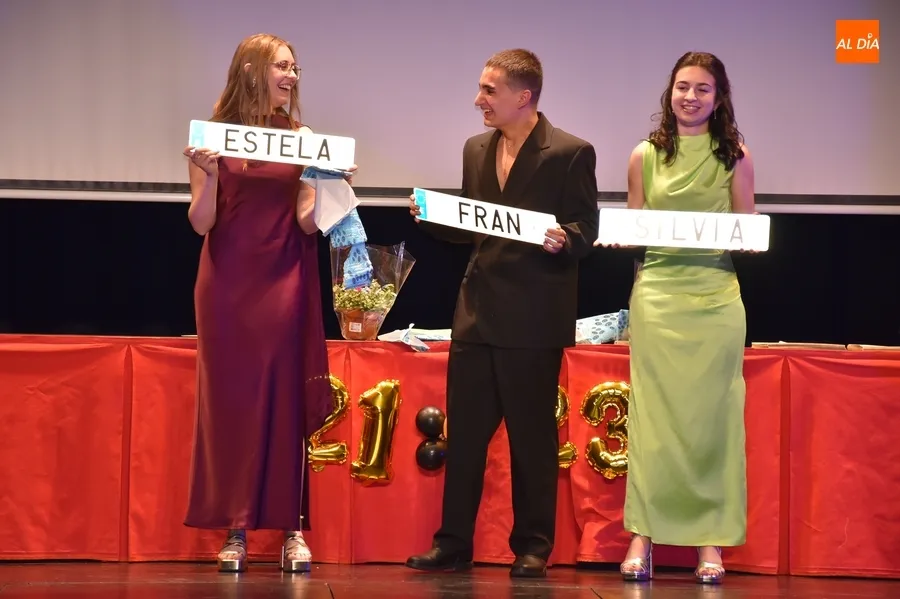 Foto 7 - El IES Tierra grad&uacute;a a su generaci&oacute;n &ldquo;m&aacute;s fiestera&rdquo; encomend&aacute;ndoles ser embajadores del centro