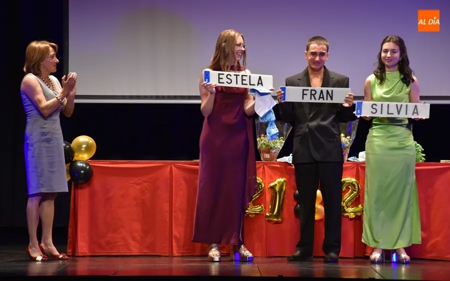 Foto 8 - El IES Tierra grad&uacute;a a su generaci&oacute;n &ldquo;m&aacute;s fiestera&rdquo; encomend&aacute;ndoles ser embajadores del centro