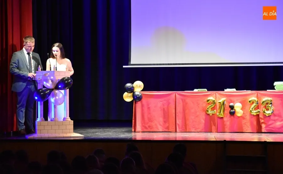 Foto 10 - El IES Tierra grad&uacute;a a su generaci&oacute;n &ldquo;m&aacute;s fiestera&rdquo; encomend&aacute;ndoles ser embajadores del centro