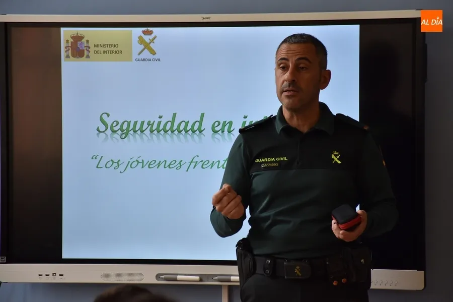Foto 3 - La Guardia Civil imparte en San Francisco una doble charla sobre los riesgos de Internet