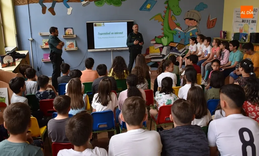 Foto 4 - La Guardia Civil imparte en San Francisco una doble charla sobre los riesgos de Internet