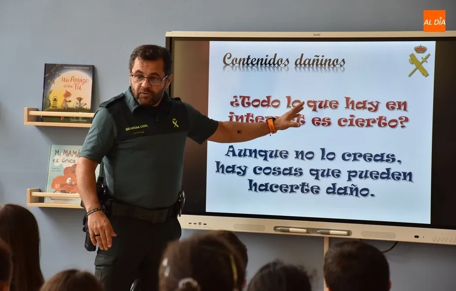 Foto 6 - La Guardia Civil imparte en San Francisco una doble charla sobre los riesgos de Internet